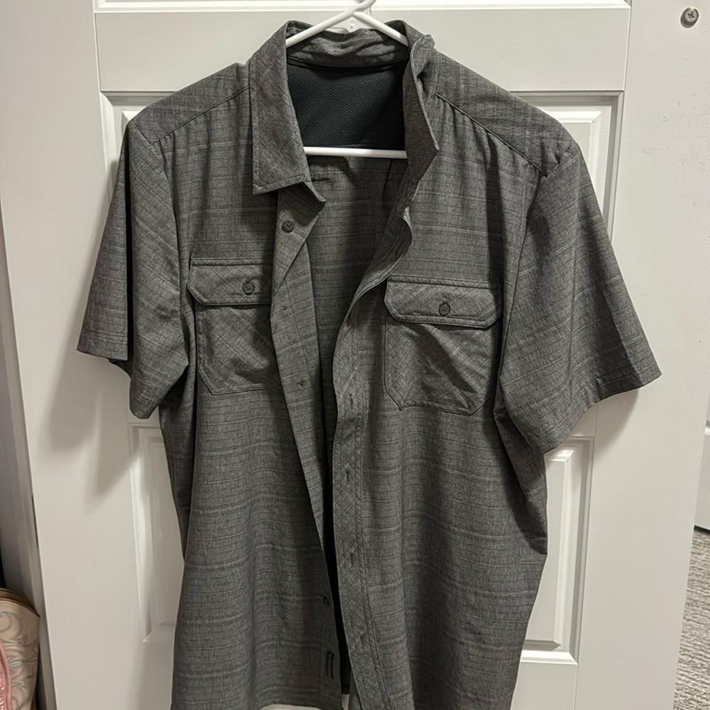 Men’s gray polo